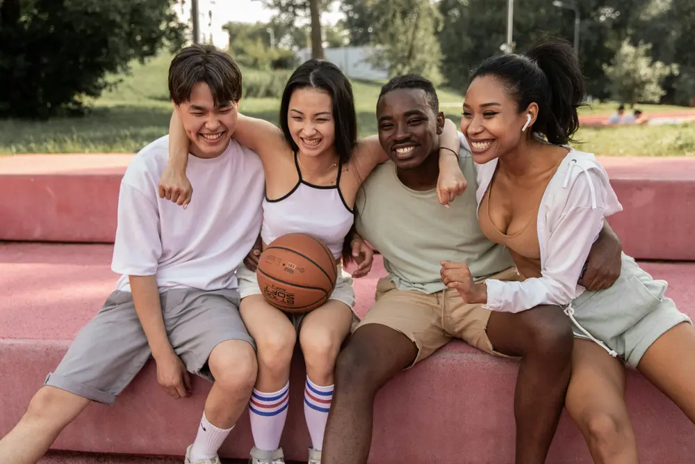 Amis après une partie de basket